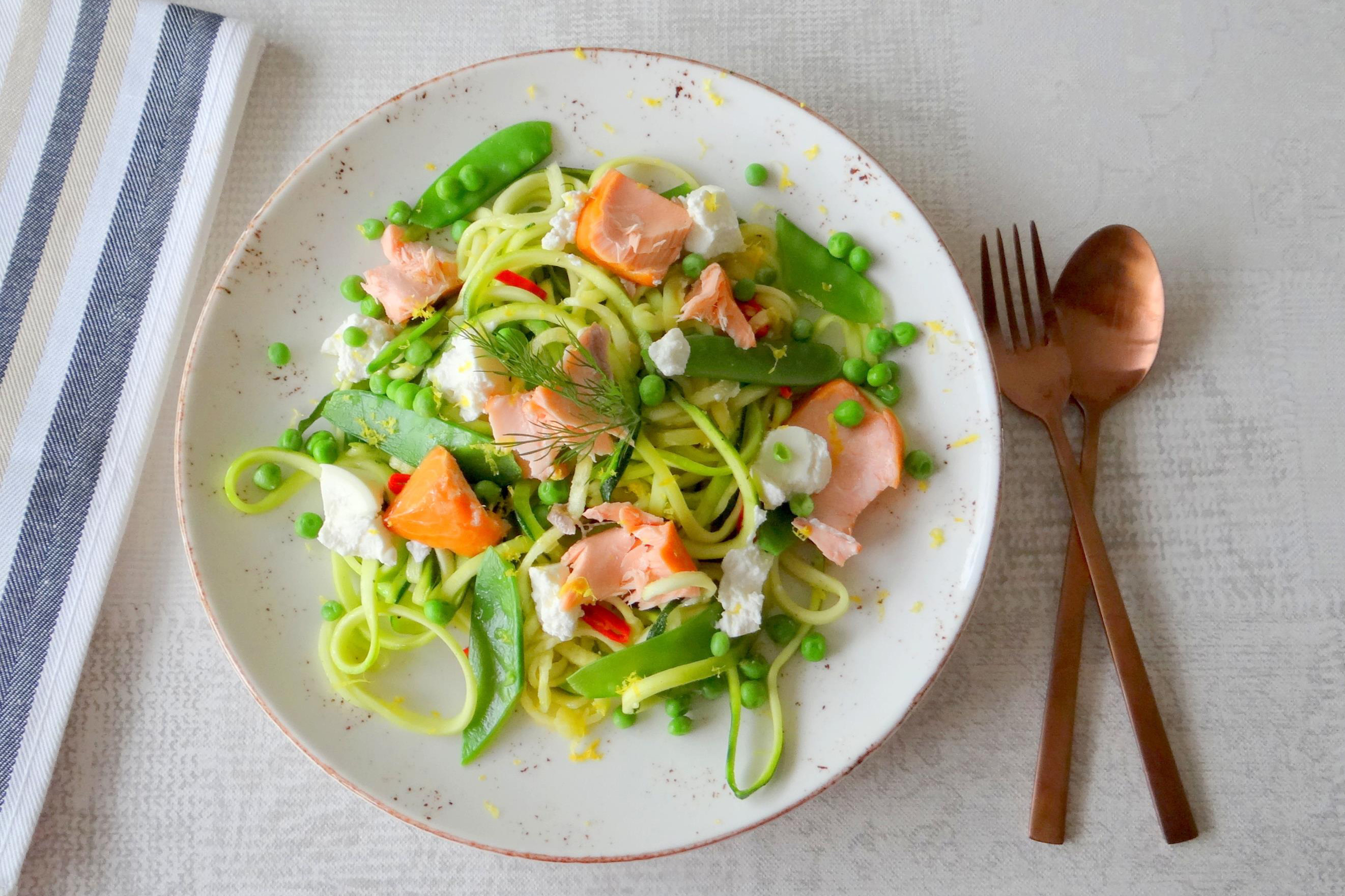 Courgettespaghetti met zalm en doperwten